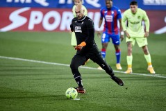 贝尔退役后身材保持：完美腹肌健身成果显著